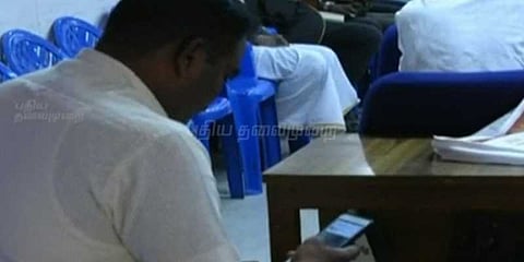 குறைதீர்க்கும் கூட்டத்தில் ஃபேஸ்புக்கில் மூழ்கிய அதிகாரி