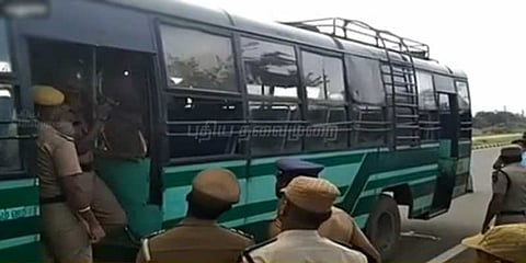 பேருந்தை மறித்து இளைஞர் வெட்டிபடுகொலை