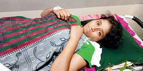 பிரின்சிபல் மிரட்டல்: 500 தோப்புக்கரணம் போட்ட மாணவிக்கு தீவிர சிகிச்சை!