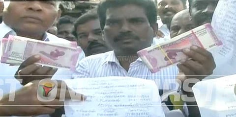 கட்டுகட்டாக 2 ஆயிரம் ரூபாய் நோட்டுகள் ஆர்.கே.நகரில் பறிமுதல்