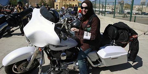சவுதி பெண்கள் இனி மோட்டார் சைக்கிளும் ஓட்டலாம்
