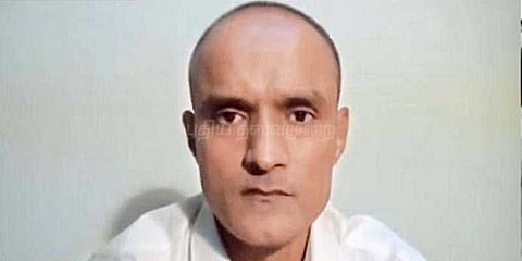 குல்பூஷன் தாயார், மனைவிக்கு விசா வழங்க பாக். நடவடிக்கை