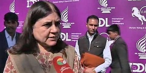 குதிரையேற்ற வீரர்களுக்கு மத்திய அமைச்சர் மேனகா காந்தி பதக்கம் வழங்கி பாராட்டு