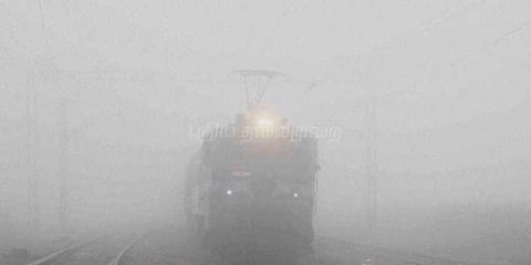 டெல்லியில் கடும் பனிமூட்டம்: 15 ரயில்கள் தாமதம், 12 ரத்து!