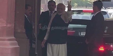 வெற்றிச்சின்னம் காட்டினார் மோடி... இமாச்சல், குஜராத்தில் வெற்றிமுகத்தில் பாஜக