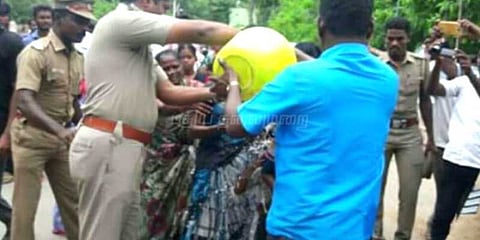 பரம்பரை சொத்தில் பங்கு தராததால் பெண் தீக்குளிக்க முயற்சி