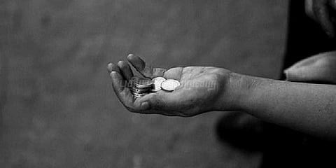 ஆட்சியருக்கு லஞ்சம் கொடுக்க பிச்சை எடுத்த நபர் கைது