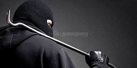 அடுத்தடுத்த வீடுகளில் கதவை உடைத்து நகை கொள்ளை