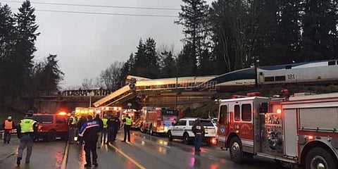 அமெரிக்காவில் ரயில் கவிழ்ந்து 6 பேர் பலி, 100 பேர் படுகாயம்!