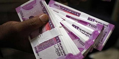 போலீஸ் போல் நடித்து 10 லட்சம் கொள்ளை