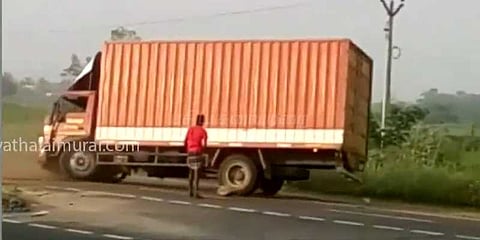 ஓட்டுநர் இல்லாமல் தாறுமாறாக ஓடிய லாரி