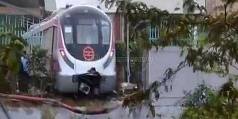 டெல்லியில் தாறுமாறாக ஓடிய ஓட்டுநர் இல்லா மெட்ரோ ரயில்