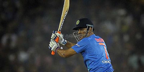 தோனியின் புல்லட் வேக ஷாட்: வியக்கும் ரசிகர்கள்!