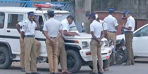 ஆர்.கே.நகரில் பணப்பட்டுவாடாவிற்கு டோக்கன் கொடுத்த 15 பேர் கைது