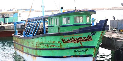 கடல் சீற்றம்: நாகையில் மீன்பிடித் தொழில் முடக்கம்