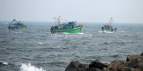 ஒகி புயலில் தொலைந்த 271 மீனவர்ளை தேடி வருகிறோம்: தமிழக அரசு தகவல்