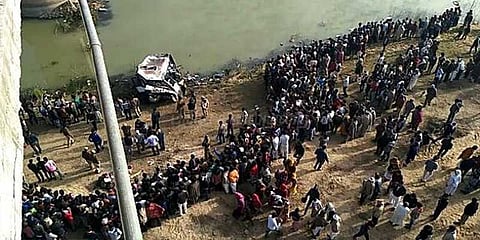 பஸ் ஆற்றுக்குள் கவிழ்ந்த விபத்து: பலி எண்ணிக்கை 32 ஆக உயர்வு!