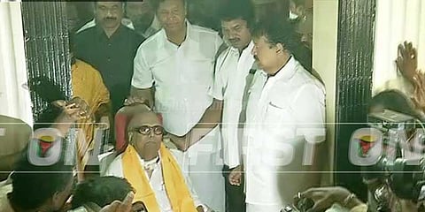 தொண்டர்களை பார்த்து கையசைத்தார் கருணாநிதி