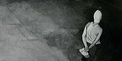 பூட்டை உடைத்து 73 சவரன் தங்க நகைகள் கொள்ளை