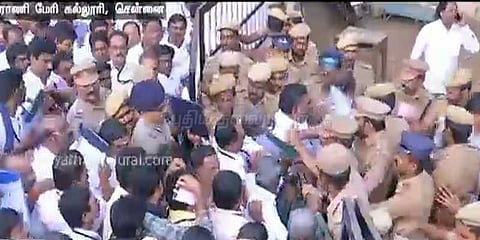 ஆர்.கே.நகர் வாக்கு எண்ணிக்கை மையத்தில் தள்ளுமுள்ளு