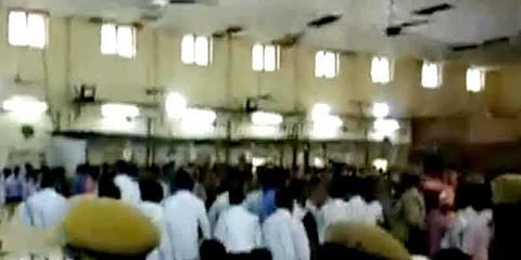 தேர்தல் அலுவலர் மீது தாக்குதல்: வாக்கு எண்ணிக்கை நிறுத்தம்