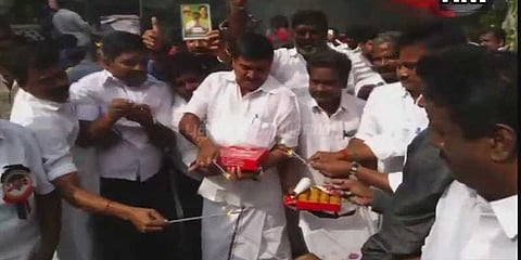 ஆர்.கே.நகரில் முன்னிலை: டிடிவி தினகரன் ஆதரவாளர்கள் கொண்டாட்டம்!