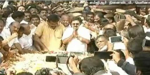 எம்.ஜி.ஆர், ஜெயலலிதா நினைவிடத்தில் வெற்றி முகத்துடன் தினகரன் மரியாதை