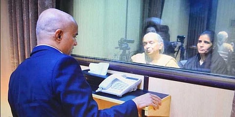 குல்பூஷண் ஜாதவை சந்தித்த தாய், மனைவி