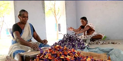 பட்டாசு உற்பத்தியாளர்கள் காலவரையற்ற வேலைநிறுத்தம்