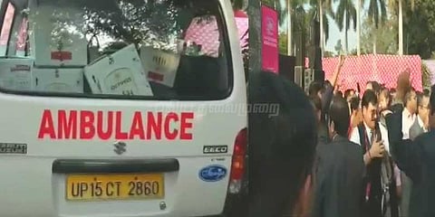 உ.பி. மருத்துவ கல்லூரியில் ஆபாச நடனம்; ஆம்புலன்ஸில் மதுபானம்