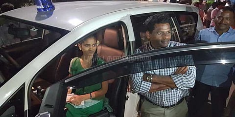 ஆட்சியராக விருப்பம்: சைரன் வைத்த காரில் அமர்த்தி மாணவியை ஊக்கப்படுத்திய கலெக்டர்!