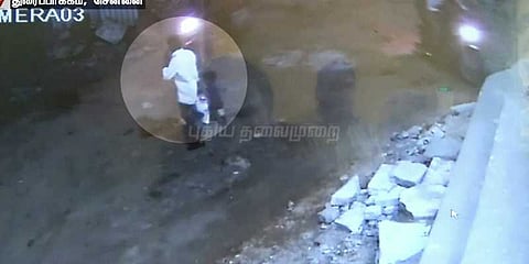 3 வயது சிறுவனை கடத்தும் மர்ம நபர்: சிசிடிவி காட்சிகள் வெளியீடு