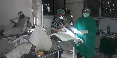 டார்ச் லைட் வெளிச்சத்தில் கண் அறுவை சிகிச்சை: மருத்துவ அதிகாரி சஸ்பெண்ட்