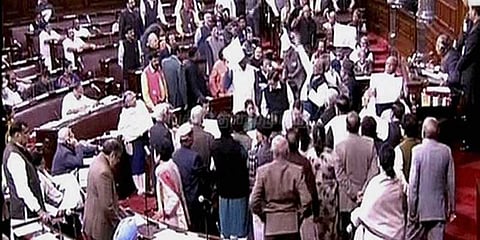 பாஜக அமைச்சரின் பேச்சுக்கு எதிர்ப்பு: நாடாளுமன்றத்தில் கடும் அமளி