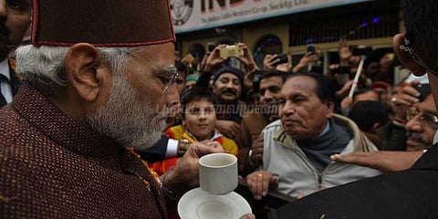 சாலையோரக் கடையில் காஃபி அருந்திய பிரதமர் மோடி