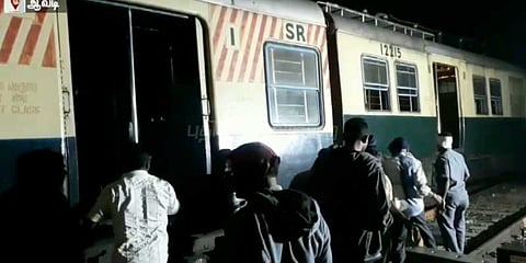 சென்னை அருகே மின்சார ரயில் தடம் புரண்டு விபத்து
