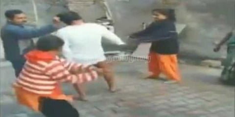 பாலியல் தொந்தரவு கொடுத்த சாமியாருக்கு தர்ம அடி: வைரல் வீடியோ