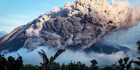 இந்தோனேஷியாவில் குமுறும் எரிமலை: பதற்றம் நீட்டிப்பு