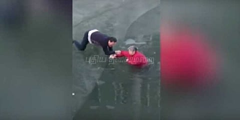 கடுங்குளிரான ஆற்றுக்குள் விழுந்த மூதாட்டியை தீரத்துடன் மீட்ட நபர்: வைரல் வீடியோ