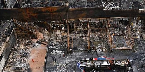 தீ விபத்து பகுதியில் முதல்வர் பட்னாவீஸ் ஆய்வு: 5 அதிகாரிகள் சஸ்பெண்ட்