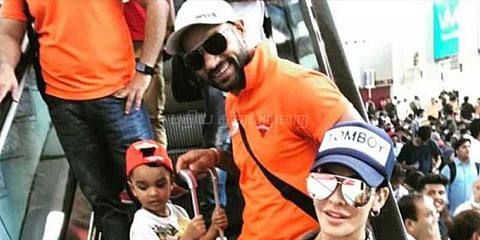 விமான நிலையத்தில் மனைவி, குழந்தைகளை பிரிந்த தவான்