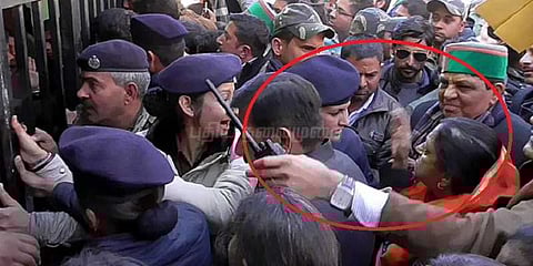 அறைந்த எம்.எல்.ஏ.வை பதிலுக்கு அடித்த பெண் போலீஸ்: வைரலாகும் வீடியோ