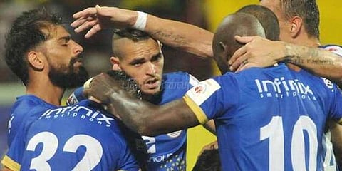 ஐஎஸ்எல் கால்பந்து: டெல்லி அணியை பந்தாடிய மும்பை