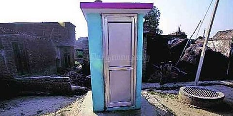 கழிப்பிடம் கட்டும் திட்டத்தில் முறைகேடு