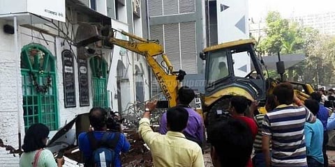 தீ விபத்து எதிரொலி: ஆக்கிரமிப்புக்களை இடித்துத் தள்ளியது மும்பை மாநகராட்சி