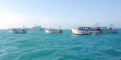 இலங்கை கடற்படையினர் மீண்டும் அட்டூழியம்: தமிழக மீனவர்கள் மீது தாக்குதல்