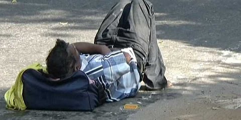 நடுரோட்டில் போதை தூக்கம்: வாகன ஓட்டிகள் அவதி!