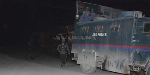 காஷ்மீரில் பயங்கரவாதிகள் தாக்குதல் 3 வீரர்கள் காயம்