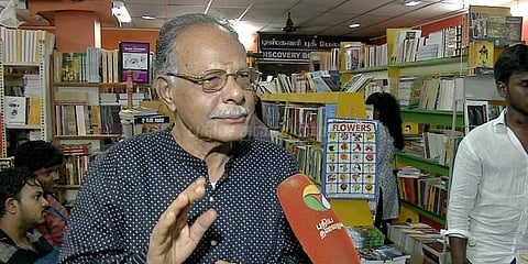 புத்தகங்களுடன் புத்தாண்டை வரவேற்ற மக்கள்