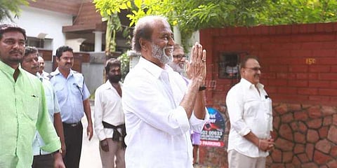 வீட்டிற்கு வெளியே வந்து ரசிகர்களுக்கு நேரில் வாழ்த்து தெரிவித்த ரஜினி..!